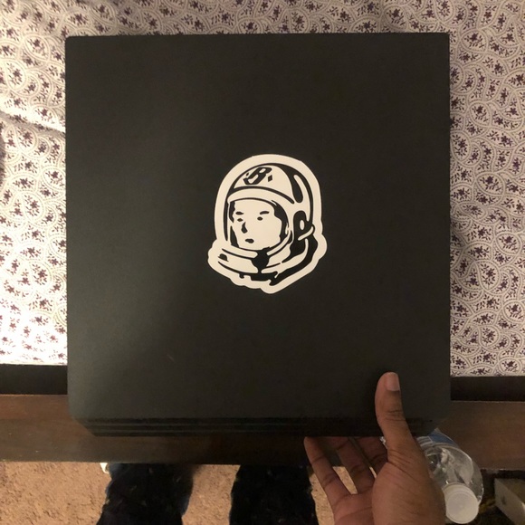 Playstation 4 Pro - Picture 1 of 2